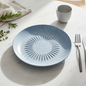 Plato hondo de cerámica azul grisáceo con líneas radiantes - 22 cm