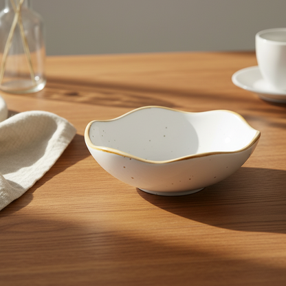 Tigela Orgânica Pequena de Cerâmica Branca com Borda Dourada 12x4cm