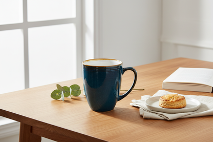 Cenário elegante com caneca branca e azul petróleo