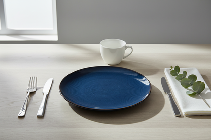 Cenário elegante com prato azul marinho