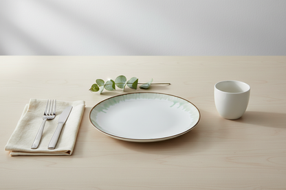 Cenário elegante com prato branco e detalhes verdes