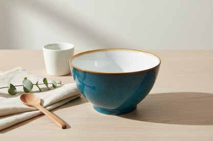 Cenário elegante com tigela branca e azul petróleo