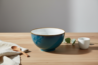 Cenário elegante com tigela branca e azul petróleo